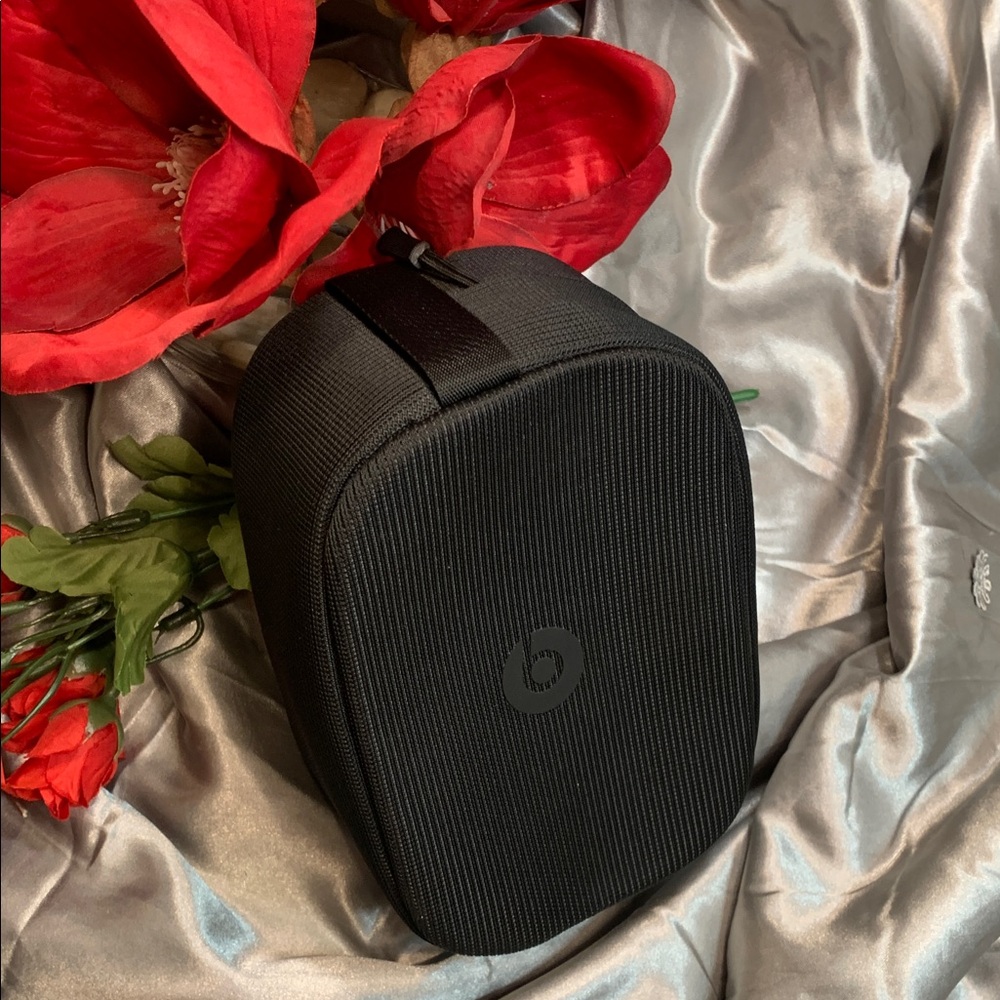 🌹Beats •  Black Carrying Case • Cellphones • Headphones • Toiletries Case